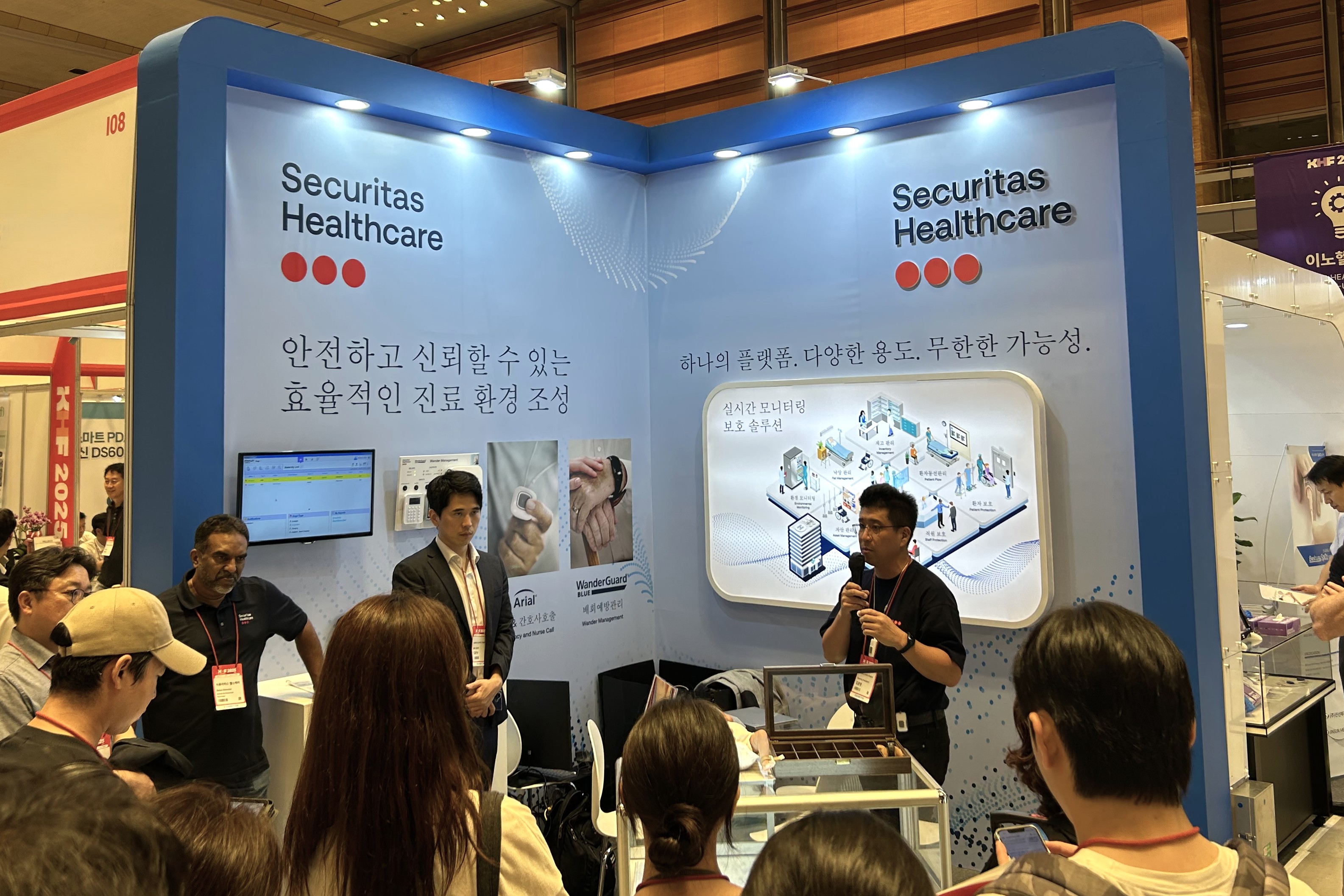 [K-Hospital 방문단에게 시큐리타스 헬스케어를 설명하고 있는 김준영(Peter Kim) 시큐리타스 코리아 대표 모습]